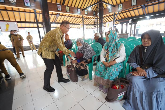 Pemkot Batu Salurkan Bantuan Insentif Lansia dan Disabilitas di Kelurahan Ngaglik Pemkot Batu Salurkan Bantuan Insentif Lansia dan Disabilitas di Kelurahan Ngaglik