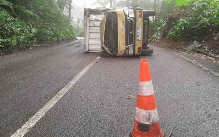 Truk Boks Bermuatan Roti Terguling di Jalur Alternatif Banyuwangi-Bondowoso Truk Boks Bermuatan Roti Terguling di Jalur Alternatif Banyuwangi-Bondowoso