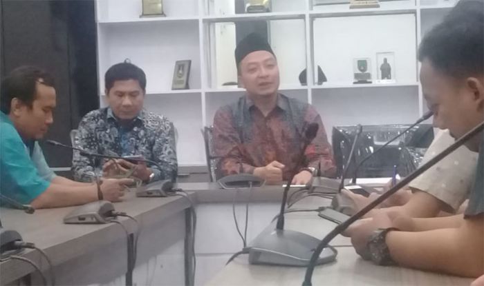Hearing Tertutup, DPRD Gresik Minta Kadinkes Tuntaskan Polemik Pemotongan Gaji PNS Puskesmas Hearing Tertutup, DPRD Gresik Minta Kadinkes Tuntaskan Polemik Pemotongan Gaji PNS Puskesmas