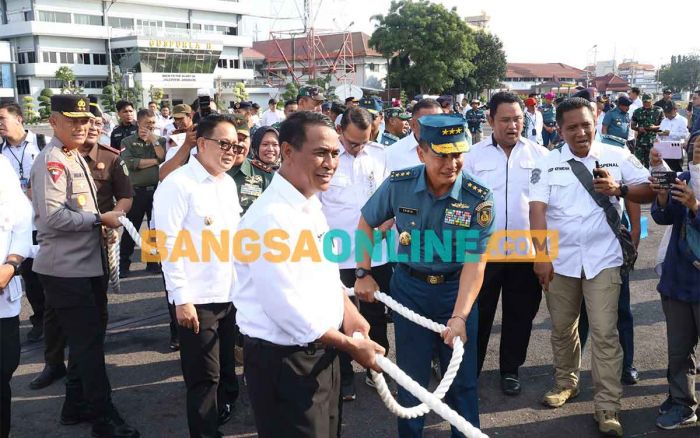 Pj Gubernur Jatim Sebut Bantuan Alsintan Bentuk Komitmen Tingkatkan Produksi Pertanian di Daerah