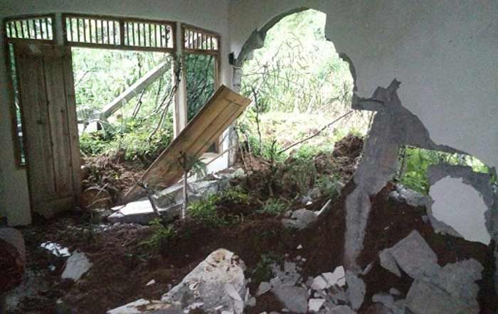 Tebing 10 Meter Longsor, Timbun Rumah Warga di Blitar Tebing 10 Meter Longsor, Timbun Rumah Warga di Blitar