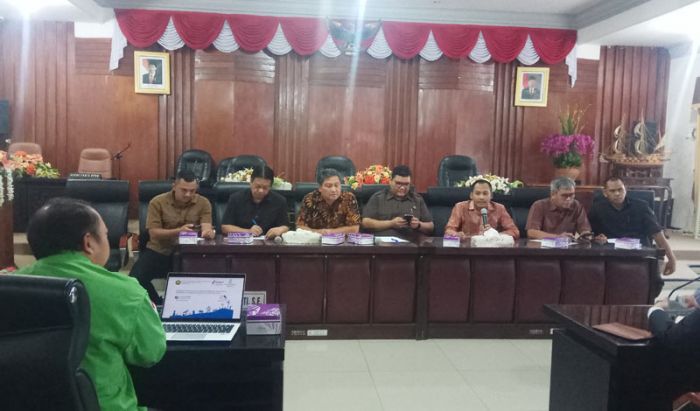 Panggil ESDM, Dewan Desak Lubang Jalan Ditutup Karena Dianggap Membahayakan Pengendara Panggil ESDM, Dewan Desak Lubang Jalan Ditutup Karena Dianggap Membahayakan Pengendara