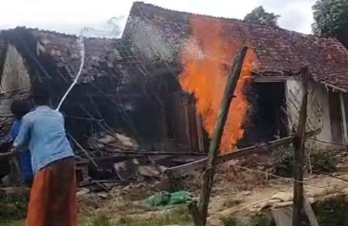 Fenomena Semburan Api Keluar dari Sumur Bor di Sampang Fenomena Semburan Api Keluar dari Sumur Bor di Sampang