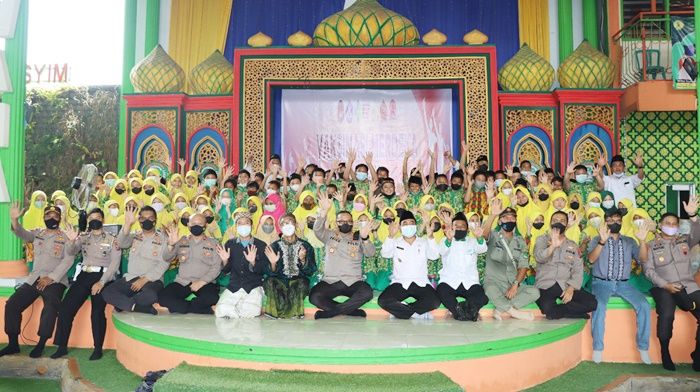 Kapolres Pasuruan Pimpin Langsung Vaksinasi Merdeka Anak di Ponpes Wachid Hasyim Bangil Kapolres Pasuruan Pimpin Langsung Vaksinasi Merdeka Anak di Ponpes Wachid Hasyim Bangil