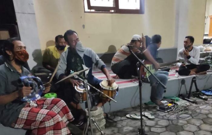 Dilarang Takbiran Keliling, Warga Wates Gelar Takbiran di Emperan Masjid Dilarang Takbiran Keliling, Warga Wates Gelar Takbiran di Emperan Masjid