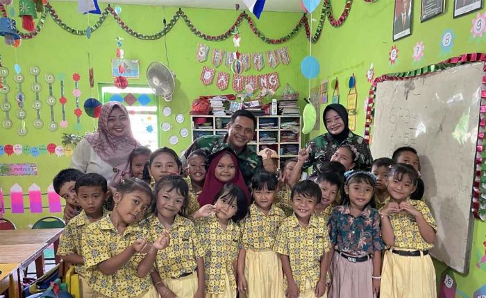 Satgas TMMD ke-120 di Sidoarjo Beri Motivasi Belajar untuk Siswa TK Satgas TMMD ke-120 di Sidoarjo Beri Motivasi Belajar untuk Siswa TK