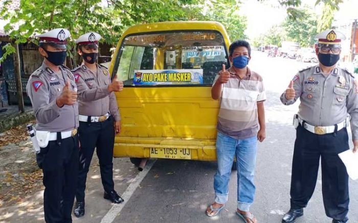 Satlantas Polres Ngawi Gelorakan Jatim Bermasker dengan Pasang Sticker di Kendaraan Umum
