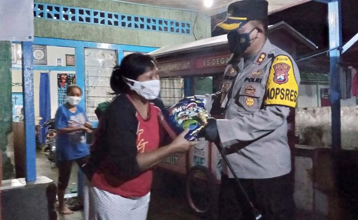 Polres Madiun Kota Bersama Forkopimda Lanjutkan Bagi-bagi Sembako ke Warga Terdampak PPKM Darurat Polres Madiun Kota Bersama Forkopimda Lanjutkan Bagi-bagi Sembako ke Warga Terdampak PPKM Darurat
