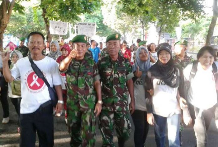 Peringati Hari AIDS Sedunia, Pelajar Bersama TNI dan KPA Banyuwangi Gelar Jalan Kaki Peringati Hari AIDS Sedunia, Pelajar Bersama TNI dan KPA Banyuwangi Gelar Jalan Kaki