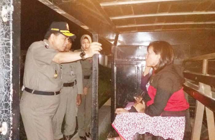Lanjutkan Razia, Satpol PP Gresik Kembali Amankan Puluhan Miras Sekaligus Pramusajinya
