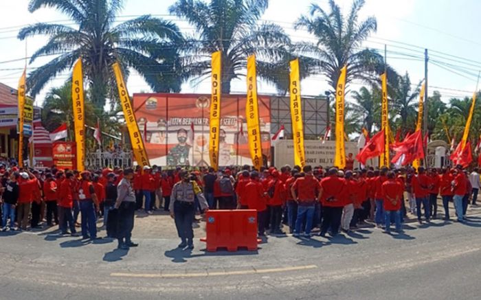 DPC PDIP Datangi Polres Blitar, Minta Polisi Usut Kasus Pembakaran Bendera DPC PDIP Datangi Polres Blitar, Minta Polisi Usut Kasus Pembakaran Bendera