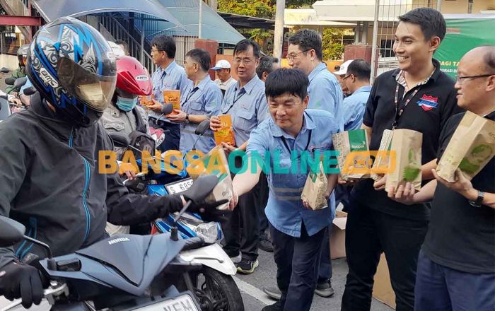 Bagikan Takjil, Tjiwi Kimia Kampanye Kantong Makanan Ramah Lingkungan Bagikan Takjil, Tjiwi Kimia Kampanye Kantong Makanan Ramah Lingkungan