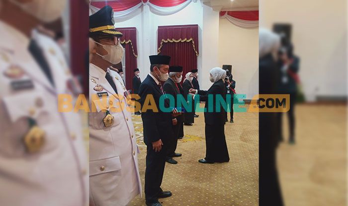 Gubernur Khofifah Beri Lencana Jer Basuki Mawa Beya Perak untuk 20 Pejabat di Pemprov Jatim Gubernur Khofifah Beri Lencana Jer Basuki Mawa Beya Perak untuk 20 Pejabat di Pemprov Jatim