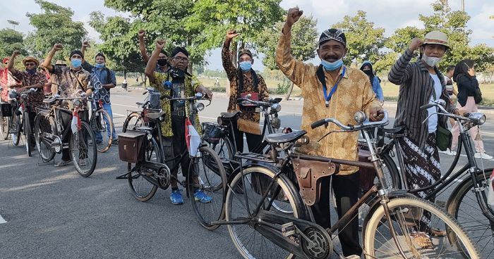 Peringati Hari Batik Nasional, Anggota Kosti Kediri Gelar Ngonthel Bareng Pakai Batik Peringati Hari Batik Nasional, Anggota Kosti Kediri Gelar Ngonthel Bareng Pakai Batik
