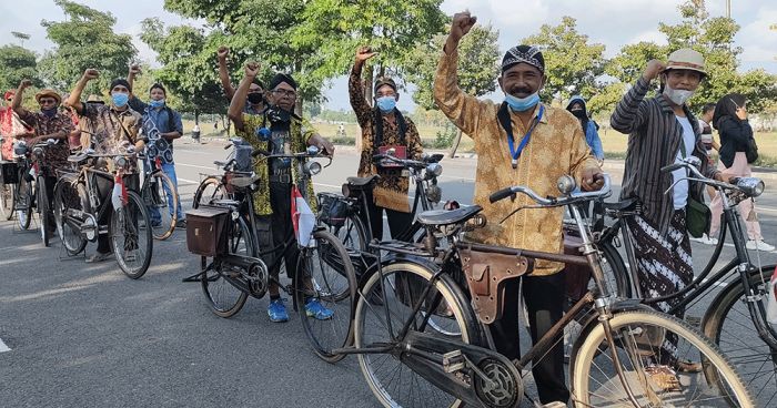 Peringati Hari Batik Nasional, Anggota Kosti Kediri Gelar Ngonthel Bareng Pakai Batik