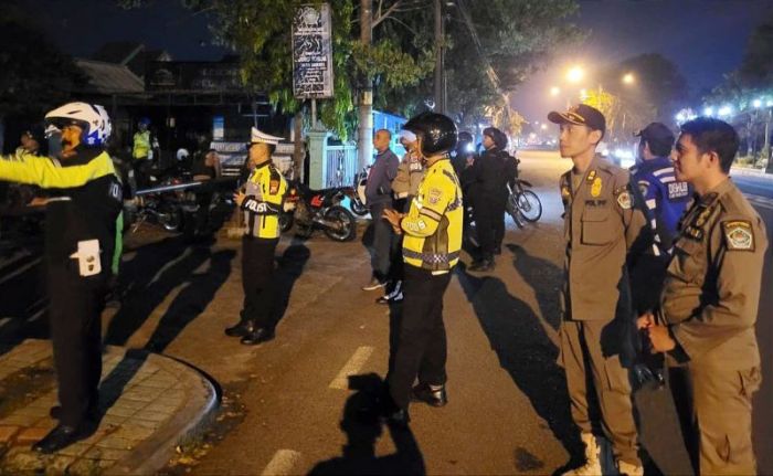 Polres Pamekasan Razia Warkop Jalan Trunojoyo, Amankan Wanita Berpakaian Seksi Polres Pamekasan Razia Warkop Jalan Trunojoyo, Amankan Wanita Berpakaian Seksi
