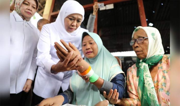 Gubernur Khofifah Bantu Pasangkan Jari Pada Widji Sambil Distribusikan PKH Plus Gubernur Khofifah Bantu Pasangkan Jari Pada Widji Sambil Distribusikan PKH Plus