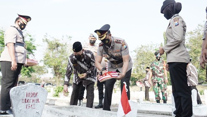 Jelang Hari Bhayangkara ke-76, Polresta Sidoarjo Ziarah ke Taman Makam Pahlawan