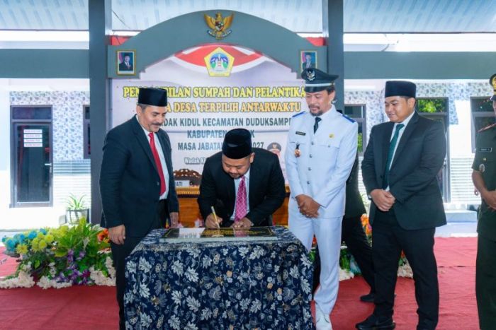 Bupati Gresik Lantik Kades Wadak Kidul PAW, Ingatkan soal Desa Antikorupsi