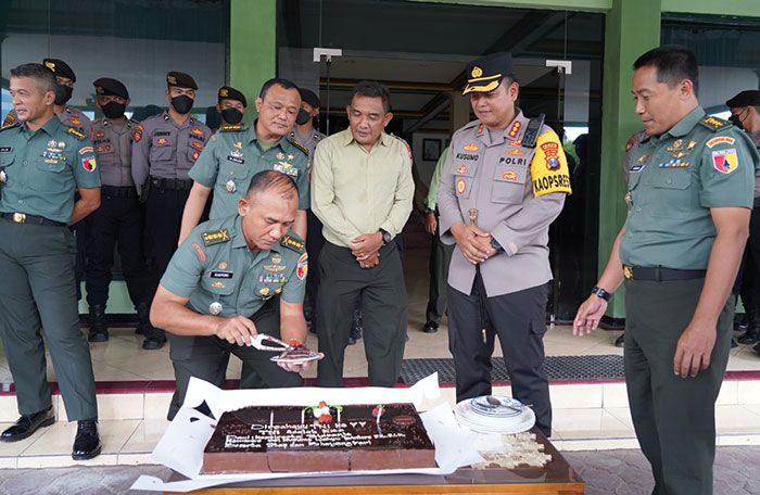 HUT ke-77 TNI, Kapolresta Sidoarjo Beri Kejutan di Makorem 084/BJ HUT ke-77 TNI, Kapolresta Sidoarjo Beri Kejutan di Makorem 084/BJ