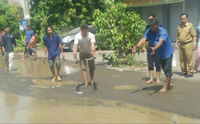 Klimaks, Warga Bohar Sidoarjo Tebar Ikan Lele di Kubangan Jalan Rusak Klimaks, Warga Bohar Sidoarjo Tebar Ikan Lele di Kubangan Jalan Rusak