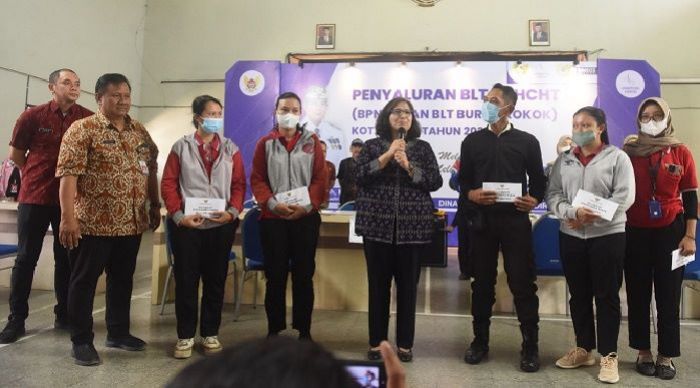 Kota Kediri Kembali Salurkan BLT, Pj Zanariah: Belanjakan yang Bermanfaat Kota Kediri Kembali Salurkan BLT, Pj Zanariah: Belanjakan yang Bermanfaat