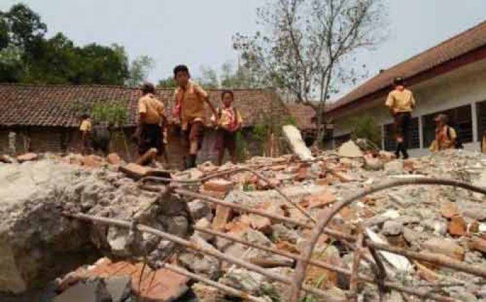 Ambruk, Ruang Perpustakaan SDN Pakis II Mojokerto hanya Sebulan Dipakai Ambruk, Ruang Perpustakaan SDN Pakis II Mojokerto hanya Sebulan Dipakai