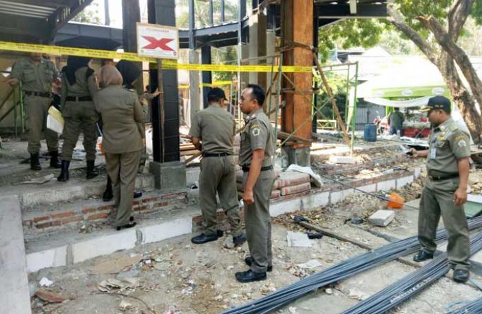 Dispol PP Gresik Segel Bangunan Tak Ber-IMB di GKB Dispol PP Gresik Segel Bangunan Tak Ber-IMB di GKB