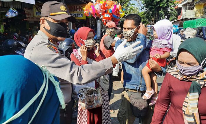 Antisipasi Sebaran Covid-19, Polsek Duduksampeyan Gelar Bagi-Bagi Masker di Pasar Rakyat