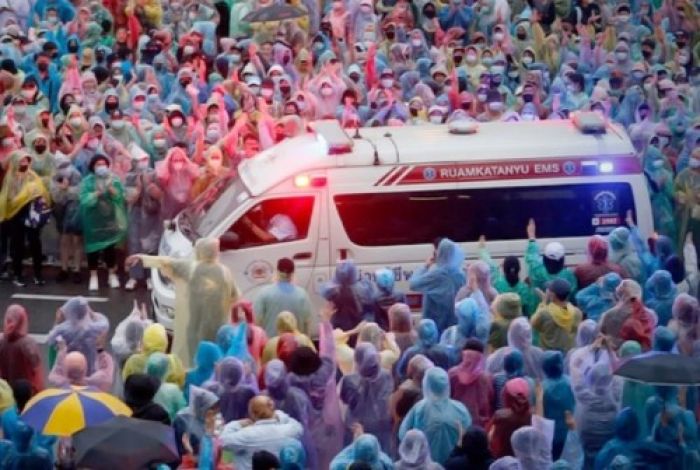 Pendemo Disemprot Bahan Kimia, Ambulans Angkut Korban Diblokir, 1.000 Dokter Thailand Protes Pendemo Disemprot Bahan Kimia, Ambulans Angkut Korban Diblokir, 1.000 Dokter Thailand Protes