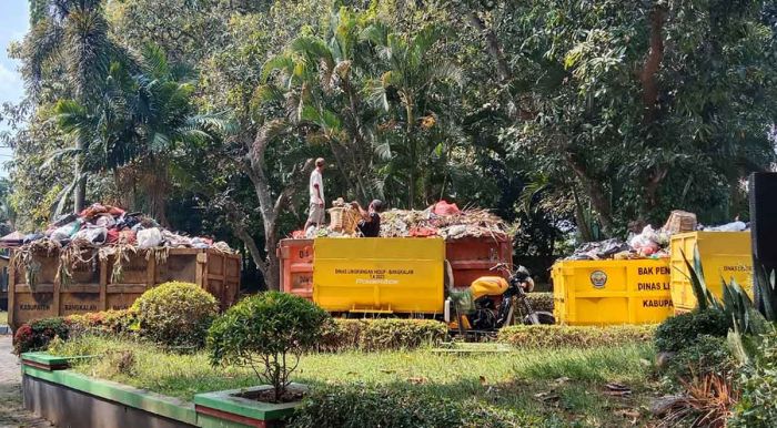 Ditolak dari 3 Lokasi, Sampah Tertimbun di Halaman Kantor DLH Bangkalan Ditolak dari 3 Lokasi, Sampah Tertimbun di Halaman Kantor DLH Bangkalan