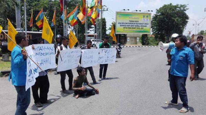 PMII Gresik Demo Kantor Pemkab, Desak SQ Serius Tangani Banjir Luapan Kali Lamong