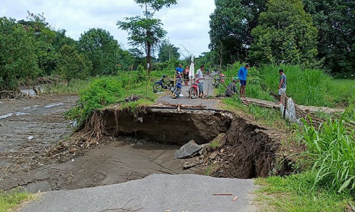 Desa Kuwik Kediri Diterjang Banjir Bandang, Akses Jalan Putus dan Tanggul Jebol Desa Kuwik Kediri Diterjang Banjir Bandang, Akses Jalan Putus dan Tanggul Jebol