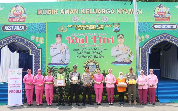 Motivasi Petugas Operasi Ketupat Semeru 2025, Kapolres Kediri Kota dan Ketua Bhayangkari Lakukan ini Motivasi Petugas Operasi Ketupat Semeru 2025, Kapolres Kediri Kota dan Ketua Bhayangkari Lakukan ini