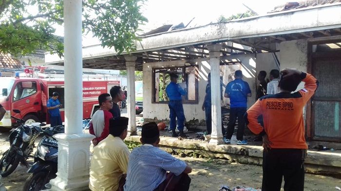 Rumah Penjual Bensin di Waru Pamekasan Hangus Dilalap Si Jago Merah Rumah Penjual Bensin di Waru Pamekasan Hangus Dilalap Si Jago Merah