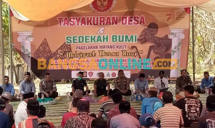 Warga Desa Petiyintunggal Gresik 4 Hari Gelar Sedekah Bumi Warga Desa Petiyintunggal Gresik 4 Hari Gelar Sedekah Bumi