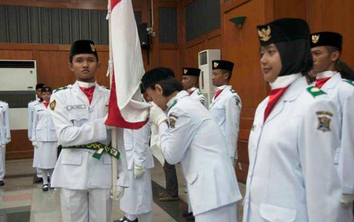 Kukuhkan 100 Paskibraka Kota Surabaya, Risma: Jaga Integritas dan Nama Baik Bangsa