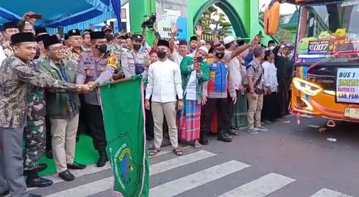 Bupati Pamekasan Berangkatkan 413 CJH Kloter 23 Bupati Pamekasan Berangkatkan 413 CJH Kloter 23