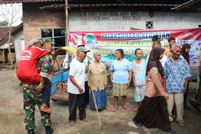 Lelaki Tua Jalan Pelan dan Sempoyongan, Digendong Serma Agus hingga Kediaman Lelaki Tua Jalan Pelan dan Sempoyongan, Digendong Serma Agus hingga Kediaman
