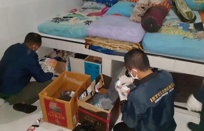 Sidak Kamar Warga Binaan pada Malam Hari, Lapas Blitar Temukan Sejumlah Benda Terlarang Sidak Kamar Warga Binaan pada Malam Hari, Lapas Blitar Temukan Sejumlah Benda Terlarang