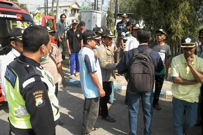 Warga Pangkahkulon Hentikan Paksa Proyek Pemetaan Lahan PGN Saka Warga Pangkahkulon Hentikan Paksa Proyek Pemetaan Lahan PGN Saka