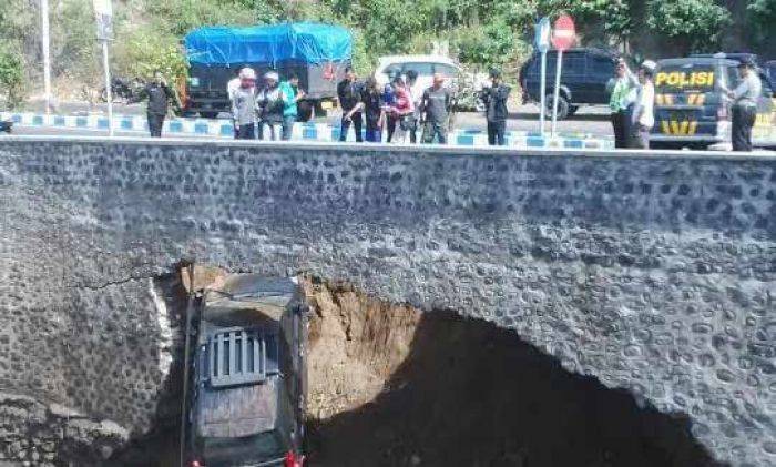 Jalan Ambles di Banyuwangi, Anggota Dewan Jatim Prihatin Jalan Ambles di Banyuwangi, Anggota Dewan Jatim Prihatin