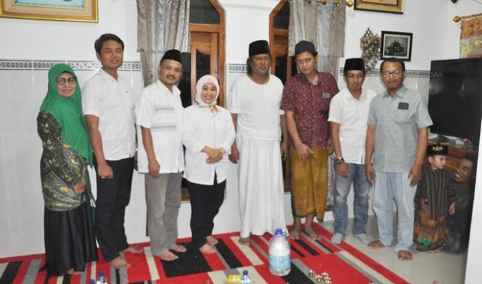 Ingin Cari Berkah, Kartika Hidayati Minta Doa Restu KH. Ahmad Muwafiq Ingin Cari Berkah, Kartika Hidayati Minta Doa Restu KH. Ahmad Muwafiq