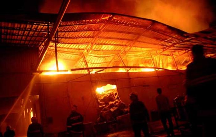 Gudang Pengeringan Tembakau PTPN XII di Sukorambi Terbakar Gudang Pengeringan Tembakau PTPN XII di Sukorambi Terbakar