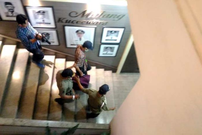 Ketua DPRD Tersangka, Wali Kota Malang: Demi Allah dan Rasulullah Saya Tidak Ditanyai KPK Ketua DPRD Tersangka, Wali Kota Malang: Demi Allah dan Rasulullah Saya Tidak Ditanyai KPK