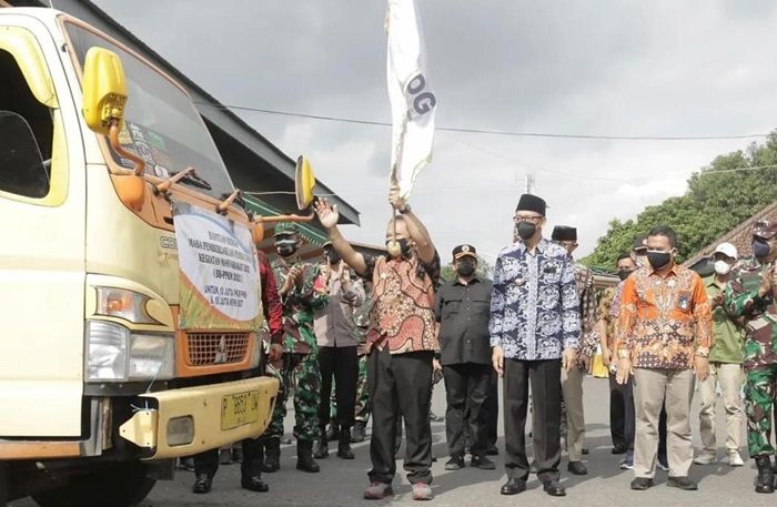 Pemkab Jember Kembali Salurkan Bansos, Bupati Hendy: Ini Wujud Nyata Kehadiran Pemerintah Pemkab Jember Kembali Salurkan Bansos, Bupati Hendy: Ini Wujud Nyata Kehadiran Pemerintah