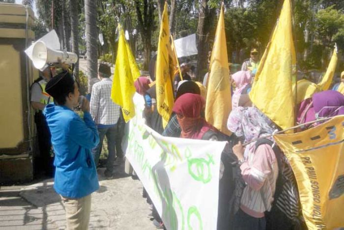 Tuntut Perda HIV/AIDS Digedok, PMII Unusida Sidoarjo Demo Dewan Tuntut Perda HIV/AIDS Digedok, PMII Unusida Sidoarjo Demo Dewan