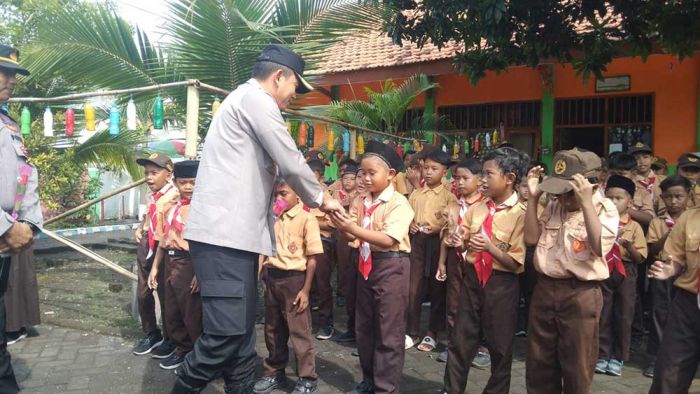 Kunjungi SDN Jabung Candi, Kapolres Probolinggo Bagikan Makan Bergizi Gratis Kunjungi SDN Jabung Candi, Kapolres Probolinggo Bagikan Makan Bergizi Gratis