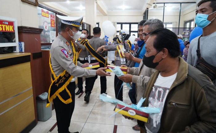 Apresiasi Wajib Pajak, Satlantas Polres Mojokerto Kota Bagikan Bingkisan Apresiasi Wajib Pajak, Satlantas Polres Mojokerto Kota Bagikan Bingkisan