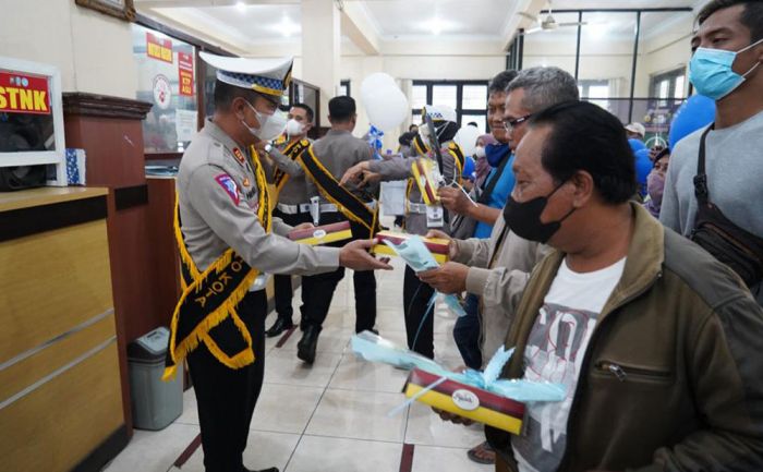 Apresiasi Wajib Pajak, Satlantas Polres Mojokerto Kota Bagikan Bingkisan